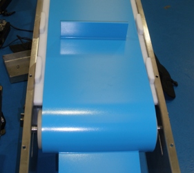 Flighted conveyor belt