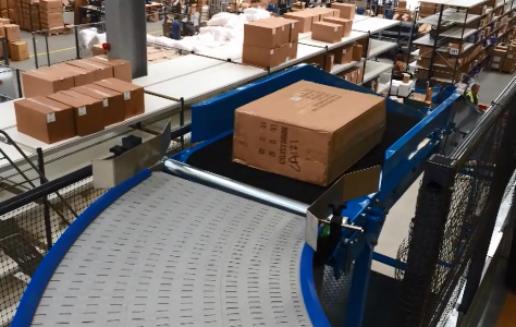 Reversible Conveyor Handling Parcels